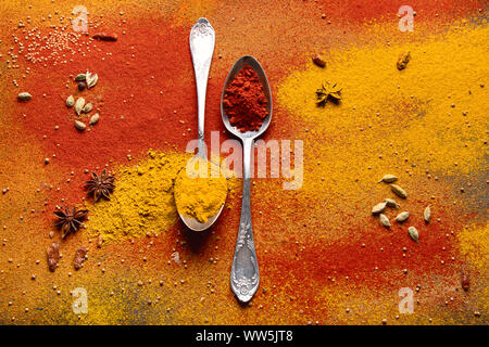 Spezie colorate per la cottura. Spezie Indiane sfondo. Vista superiore Foto Stock