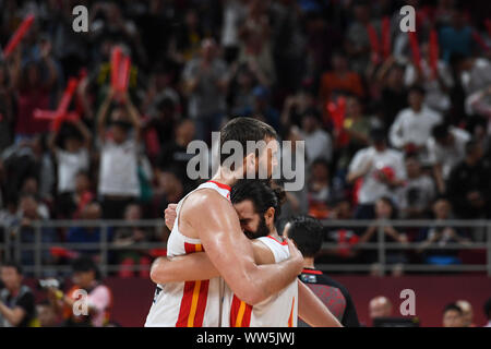 Pechino, Cina. Xiii Sep, 2019. Marc Gasol (L) della Spagna abbraccia il compagno di squadra Ricky Rubio dopo la semifinale partita tra Spagna e Australia al 2019 FIBA di Coppa del Mondo a Pechino, capitale della Cina, Sett. 13, 2019. Credito: Zhang Chenlin/Xinhua/Alamy Live News Foto Stock