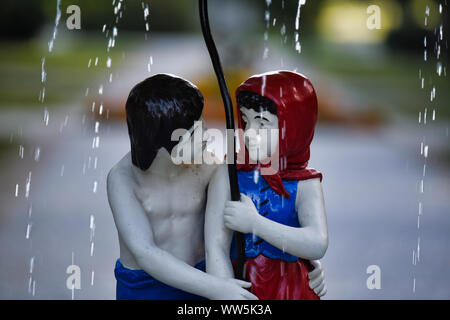 Hansel e Gretel personaggi delle fiabe - Fontana in Polonia Ciechocinek Europa Foto Stock