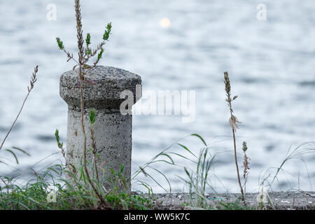 Calcestruzzo bollard ormeggio a un dock. Foto Stock