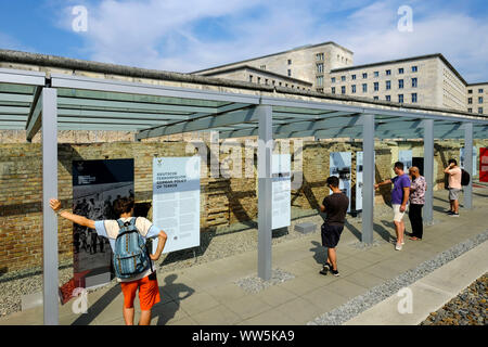 26.08.2019, Berlin, Germania: Mostra trincea del memoriale della Fondazione Topografia del Terrore in Niederkirchnerstrasse nell'ex Nazi Foto Stock