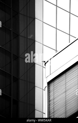 La fotografia in bianco e nero del bordo del tetto di un edificio moderno e la facciata di un'altra casa, Foto Stock