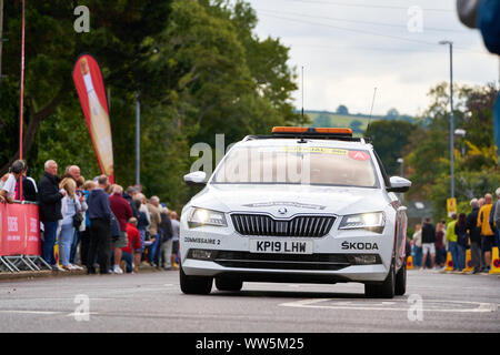 WHICKHAM, NEWCASTLE UPON TYNE, Regno Unito - 09 settembre 2019: il Commissaire di auto in volata la prima linea di punti di Fase 4 del Tour di Brita Foto Stock