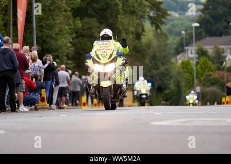 WHICKHAM, NEWCASTLE UPON TYNE, Regno Unito - 09 settembre 2019: poliziotto a salutare la folla in volata la prima linea di punti di Fase 4 del Tour Foto Stock