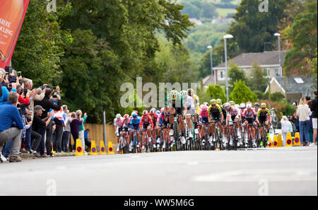 WHICKHAM, NEWCASTLE UPON TYNE, Regno Unito - 09 settembre 2019: Matteo Trentin (Mitchelton-SCOTT) portando il peloton verso i primi punti sprint Foto Stock