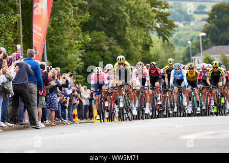 WHICKHAM, NEWCASTLE UPON TYNE, Regno Unito - 09 settembre 2019: Alex Edmondson e il peloton avvicinandosi al primo sprint linea di punti di fase 4 della Foto Stock