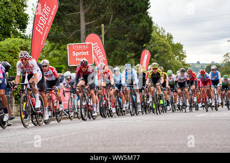 WHICKHAM, NEWCASTLE UPON TYNE, Regno Unito - 09 settembre 2019: il peloton attraversando il primo sprint linea di punti di Fase 4 del tour della Gran Bretagna. Foto Stock