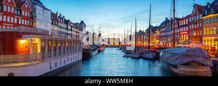 Vista panoramica della città di Copenhagen skyline notturno con vista di Nyhavn a Copenaghen, in Danimarca. Foto Stock