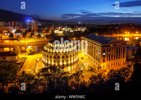 Skyline della città di notte, Skopje, Macedonia Foto Stock