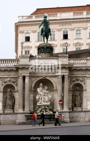 I turisti in piedi sotto la statua equestre di Albrecht di fronte al museo di arte Albertina di Vienna, Foto Stock