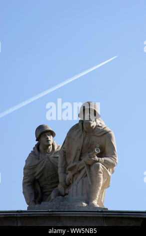 Due soldato sculture dell'armata rossa sulla sovietica monumento onorario a Vienna, Foto Stock