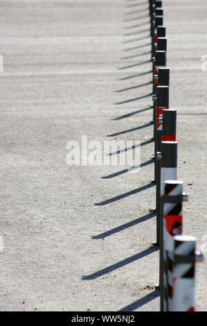 La fotografia di una fila di posti sul marciapiede con ombra, Foto Stock