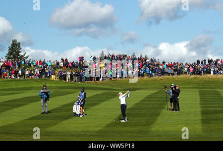 Team Europe's Charley scafo su xvi durante il match Foursomes il giorno uno del 2019 Solheim Cup a Gleneagles Golf Club, Auchterarder. Foto Stock