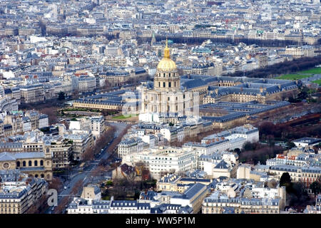 Riprese aeree di edifici storici e il Dome des Invalides a Parigi, Foto Stock