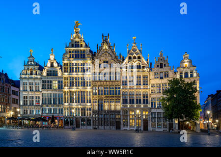 Grote Markt di Anversa di notte ad Anversa, in Belgio. Foto Stock