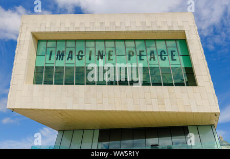 John Lennon e Yoko Ono di Double Fantasy mostra presso il Museo di Liverpool. Credito Foto: Brian Hickey/Alamy Foto Stock