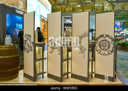 SINGAPORE - circa aprile, 2019: Gioco di troni whisky sul display all'Aeroporto Changi, terminale 3 Foto Stock