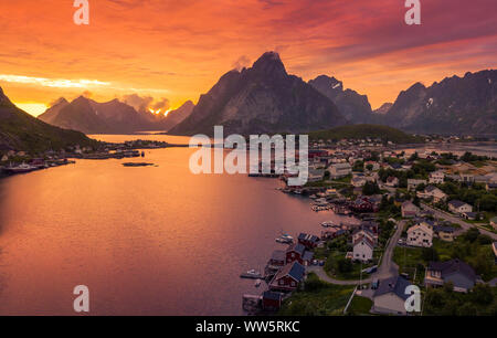 Vista aerea del Reine villaggio di pesca in Lofoten Island, Norvegia Foto Stock