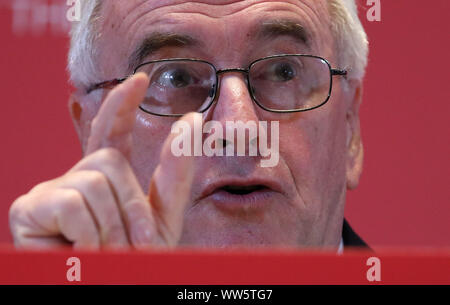 Cancelliere ombra John McDonnell offrendo un discorso a Glasgow City Hall di Glasgow, sui loro piani per ridistribuire il potere e ricchezza e come è in arrivo un governo laburista consegnerà radicalmente le politiche trasformatrice per la Scozia dell'economia. Foto di PA. Picture Data: venerdì 13 settembre, 2019. Vedere PA storia politica McDonnell. Foto di credito dovrebbe leggere: Andrew Milligan/PA FILO Foto Stock