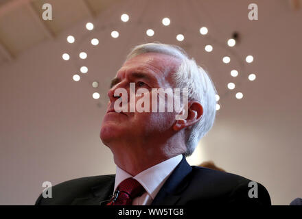 Cancelliere ombra John McDonnell dopo la consegna di un discorso a Glasgow City Hall di Glasgow, sui loro piani per ridistribuire il potere e ricchezza e come è in arrivo un governo laburista consegnerà radicalmente le politiche trasformatrice per la Scozia dell'economia. Foto di PA. Picture Data: venerdì 13 settembre, 2019. Vedere PA storia politica McDonnell. Foto di credito dovrebbe leggere: Andrew Milligan/PA FILO Foto Stock