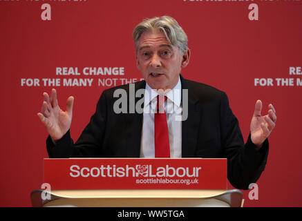 Scottish leader laburista Richard Leonard offrendo un discorso a Glasgow City Hall di Glasgow, sui loro piani per ridistribuire il potere e ricchezza e come è in arrivo un governo laburista consegnerà radicalmente le politiche trasformatrice per la Scozia dell'economia. Foto di PA. Picture Data: venerdì 13 settembre, 2019. Vedere PA storia politica McDonnell. Foto di credito dovrebbe leggere: Andrew Milligan/PA FILO Foto Stock