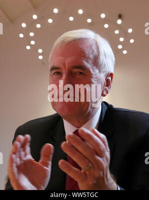 Cancelliere ombra John McDonnell dopo la consegna di un discorso a Glasgow City Hall di Glasgow, sui loro piani per ridistribuire il potere e ricchezza e come è in arrivo un governo laburista consegnerà radicalmente le politiche trasformatrice per la Scozia dell'economia. Foto di PA. Picture Data: venerdì 13 settembre, 2019. Vedere PA storia politica McDonnell. Foto di credito dovrebbe leggere: Andrew Milligan/PA FILO Foto Stock