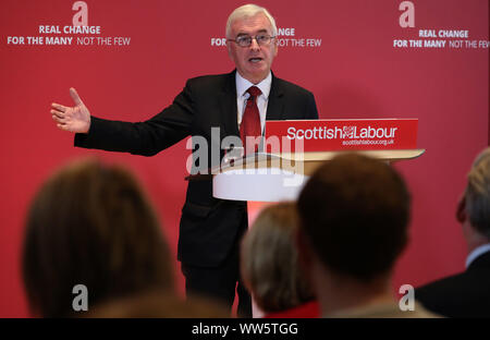 Cancelliere ombra John McDonnell offrendo un discorso a Glasgow City Hall di Glasgow, sui loro piani per ridistribuire il potere e ricchezza e come è in arrivo un governo laburista consegnerà radicalmente le politiche trasformatrice per la Scozia dell'economia. Foto di PA. Picture Data: venerdì 13 settembre, 2019. Vedere PA storia politica McDonnell. Foto di credito dovrebbe leggere: Andrew Milligan/PA FILO Foto Stock