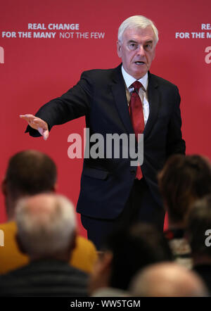 Cancelliere ombra John McDonnell dopo la consegna di un discorso a Glasgow City Hall di Glasgow, sui loro piani per ridistribuire il potere e ricchezza e come è in arrivo un governo laburista consegnerà radicalmente le politiche trasformatrice per la Scozia dell'economia. Foto di PA. Picture Data: venerdì 13 settembre, 2019. Vedere PA storia politica McDonnell. Foto di credito dovrebbe leggere: Andrew Milligan/PA FILO Foto Stock