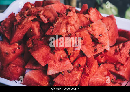 Close up di sano fette di cocomero sul vassoio di bianco, con carichi di enzimi per una buona digestione. Messa a fuoco selettiva. Foto Stock