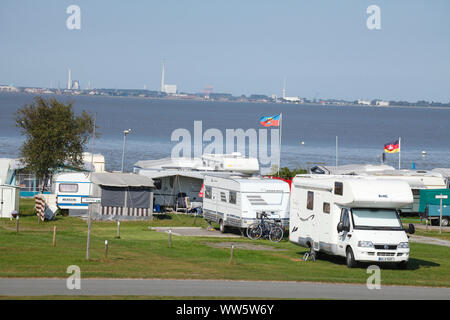 Campeggio sulla spiaggia, in background di Wilhelmshaven, North Sea resort Dangast, Varel-Dangast, Bassa Sassonia, Germania, Europa Foto Stock