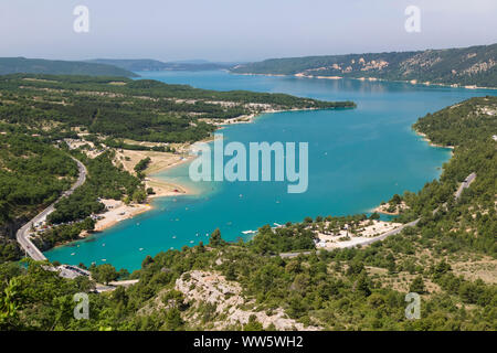 Piccole barche sul fiume Verdon in gole del Verdon. La Palud-sur-Verdon, Alpes-de-Haute-Provence, Provence-Alpes-Côte d'Azur, in Francia, in Europa. Foto Stock