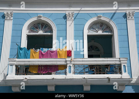 Servizio lavanderia essiccazione su un balcone di una casa blu in stile coloniale, Santiago de Cuba Foto Stock