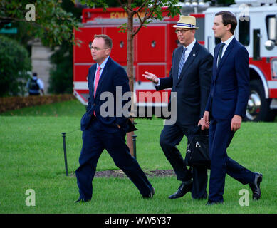 Da sinistra a destra: deliberando il capo del personale della Casa Bianca, e il Direttore dell Ufficio di gestione e di bilancio (OMB) Mick Mulvaney, Casa Bianca Direttore degli Affari Legislativi Eric Ueland, e Senior Advisor Jared Kushner seguire il Presidente degli Stati Uniti, Trump a Marina Uno dopo che il Presidente ha preso le domande da reporter come egli ha preparato per discostarsi il South Lawn della Casa Bianca a Washington DC per la casa 2019 Conferenza repubblicana Stati Retreat cena a Baltimora, Maryland il Giovedì 12 Settembre, 2019.Credit: Ron Sachs/CNP /MediaPunch Foto Stock