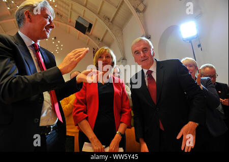 Glasgow, Regno Unito. 13 Sett 2019. Nella foto: (sinistra - destra ) Richard Leonard MSP - leader dello Scottish Labour Party; Lesley Laird MP - Ombra del Segretario di Stato per la Scozia; John McDonnell MP - Ombra cancelliere. Scottish leader laburista Richard Leonard e la manodopera del cancelliere ombra John McDonnell consegnare keynote discorsi sui loro piani per ridistribuire il potere e ricchezza e come è in arrivo un governo laburista consegnerà radicalmente le politiche trasformatrice per la Scozia dell'economia. Credito: Colin Fisher/Alamy Live News Foto Stock