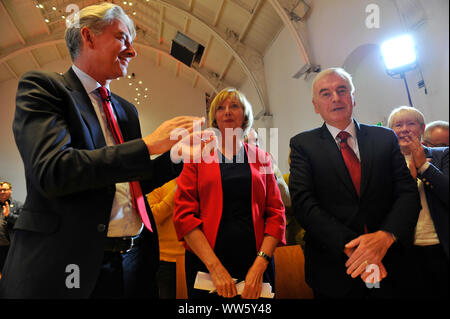 Glasgow, Regno Unito. 13 Sett 2019. Nella foto: (sinistra - destra ) Richard Leonard MSP - leader dello Scottish Labour Party; Lesley Laird MP - Ombra del Segretario di Stato per la Scozia; John McDonnell MP - Ombra cancelliere. Scottish leader laburista Richard Leonard e la manodopera del cancelliere ombra John McDonnell consegnare keynote discorsi sui loro piani per ridistribuire il potere e ricchezza e come è in arrivo un governo laburista consegnerà radicalmente le politiche trasformatrice per la Scozia dell'economia. Credito: Colin Fisher/Alamy Live News Foto Stock