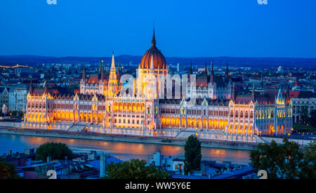 Parlamento ungherese edificio dal fiume Danubio, Budapest, Ungheria Foto Stock