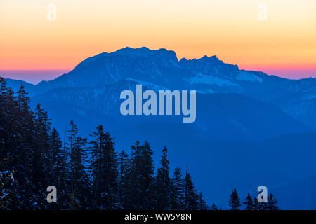 In Germania, in Baviera, Walchensee, vista dal Simetsberg sul Benediktenwand poco prima del sorgere del sole Foto Stock