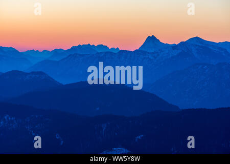 In Germania, in Baviera, Walchensee, vista dal Simetsberg nella direzione del Guffert e Kaiser montagne poco prima del sorgere del sole Foto Stock