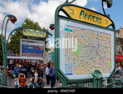 Francia, Parigi, metro piano, segni, Anvers, metropolitana, art nouveau, persone Foto Stock