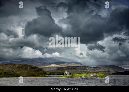 Inghilterra e Scozia, Ardvreck Castle, rovina, Loch Assynt, shore, montagne, isola, nuvole, digitali elaborati Foto Stock