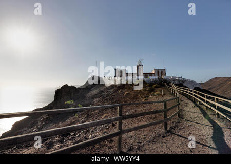 Spagna Fuerteventura, Las Playitas, Faro de la Entallada, faro, modo, ringhiera, cielo, sole, mare, retroilluminazione Foto Stock