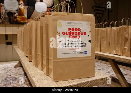 Cibo delizioso cibo concorrenza goody borse per gli ospiti per l'evento di lancio. Foto Stock