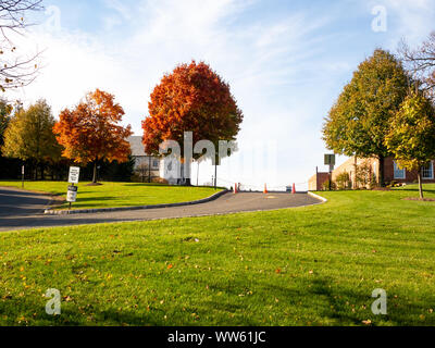 Classic ospedale e chiesa ingresso carraio e prato anteriore su una collina in America del Nord Foto Stock