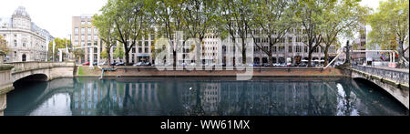 Il KÃ¶, o KÃ¶nigsallee, a Dusseldorf, Renania settentrionale-Vestfalia. Un blocco del cosiddetto lato banca con le banche e la Girardethaus. Lineare vista panoramica con fossato e tree avenue. Foto Stock