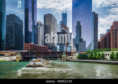 Barge vela sul Fiume di Chicago, Chicago, Illinois, Stati Uniti Foto Stock