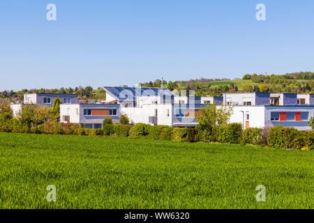 Germania Baden-Wuerttemberg, Esslingen, zona residenziale KastenÃ¤cker, single-case famiglia, case a schiera e bifamiliari case, piccolo solare termico locale rete, collettore termico installazione con 185 metri quadrati sul tetto della casa Foto Stock