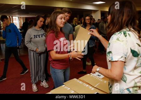 Gli studenti di prelevare le loro buste, a GCSE risultati giornata in Accademia Balcarras, Cheltenham. 22/08/2019 foto da Andrew Higgins - Mille parola supporti, Foto Stock