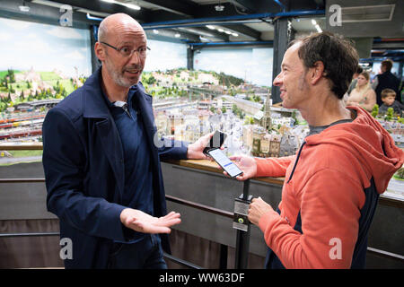 Amburgo, Germania. Xiii Sep, 2019. Jens-Michael Maggio (l), Direttore delle operazioni di Moia Germany GmbH e Gerrit Braun, uno dei fondatori e Amministratori Delegati di Miniatur Wunderland, parlare della presentazione di un modello di Moia in auto le strade di Knuffingen in Miniatur Wunderland. Il venerdì, il veicolo è stato inaugurato nel Miniatur Wunderland in corrispondenza di un evento stampa. Credito: Christian Charisius/dpa/Alamy Live News Foto Stock