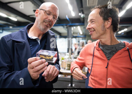 Amburgo, Germania. Xiii Sep, 2019. Jens-Michael Maggio (l), Direttore delle operazioni di Moia Germany GmbH e Gerrit Braun, uno dei fondatori e Amministratori Delegati di Miniatur Wunderland, parlare della presentazione di un modello di Moia in auto le strade di Knuffingen in Miniatur Wunderland. Il venerdì, il veicolo è stato inaugurato nel Miniatur Wunderland in corrispondenza di un evento stampa. Credito: Christian Charisius/dpa/Alamy Live News Foto Stock