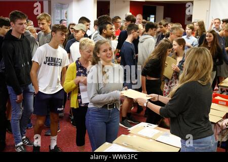 Gli studenti di prelevare le loro buste, a GCSE risultati giornata in Accademia Balcarras, Cheltenham. 22/08/2019 foto da Andrew Higgins - Mille parola supporti, Foto Stock